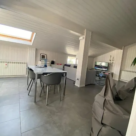 La Garconnierre Del Maggiore 公寓 *